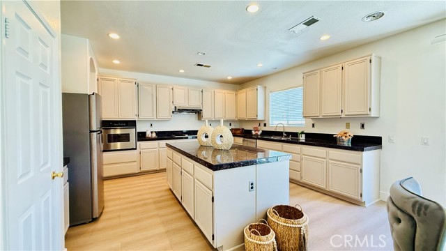 11958 Sunstone Court, Eastvale CA: https://media.crmls.org/medias/54f8fc74-cbd7-4183-9c26-070103e087d7.jpg