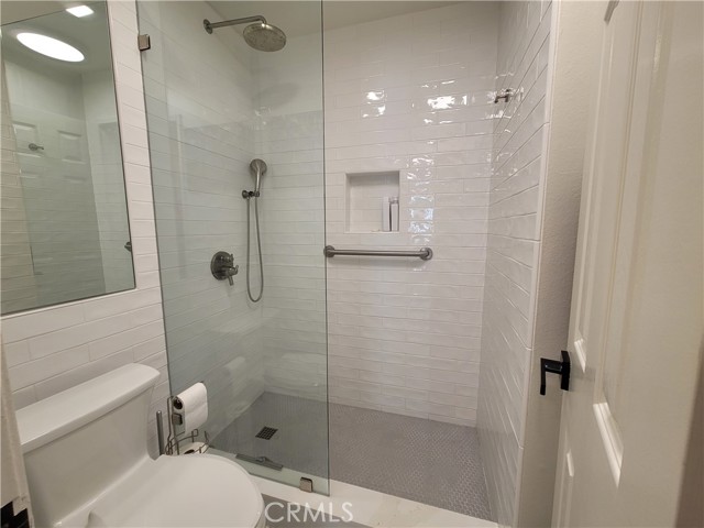 Detail Gallery Image 4 of 21 For 200 Mcneil Ln #210,  Newport Beach,  CA 92663 - 2 Beds | 2 Baths