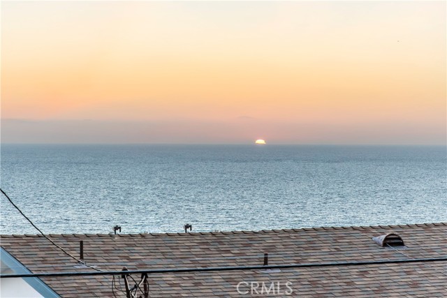 Detail Gallery Image 3 of 28 For 320 33rd, Manhattan Beach,  CA 90266 - 3 Beds | 4 Baths