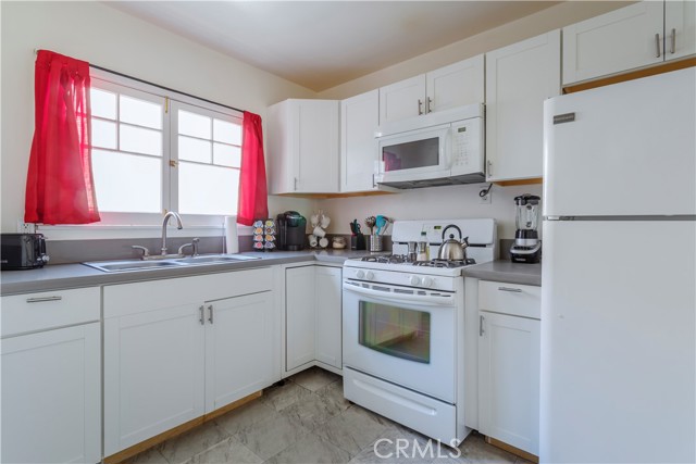 Detail Gallery Image 8 of 16 For 5124 De Longpre Ave #3/4,  Los Angeles,  CA 90027 - 2 Beds | 1 Baths