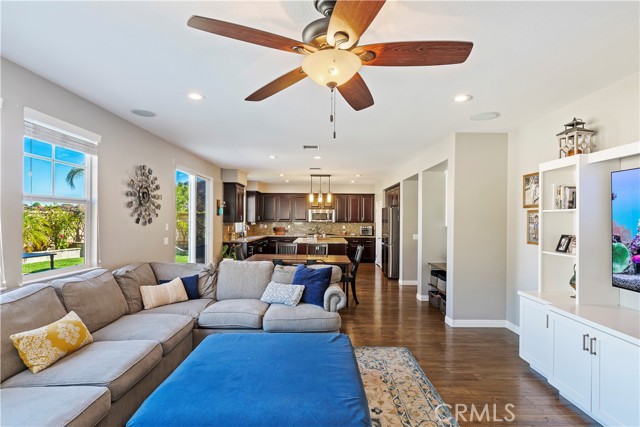 Detail Gallery Image 15 of 66 For 1431 Burnett Cir, Corona,  CA 92882 - 5 Beds | 3/1 Baths