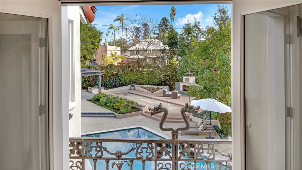 2003 N Victoria Drive