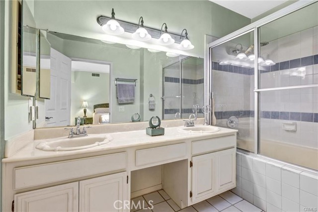 Detail Gallery Image 11 of 17 For 14326 Chandler Bld #5,  Sherman Oaks,  CA 91401 - 3 Beds | 3 Baths