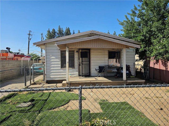 Detail Gallery Image 3 of 5 For 903 Woodrow Ave, Bakersfield,  CA 93308 - 3 Beds | 1/1 Baths