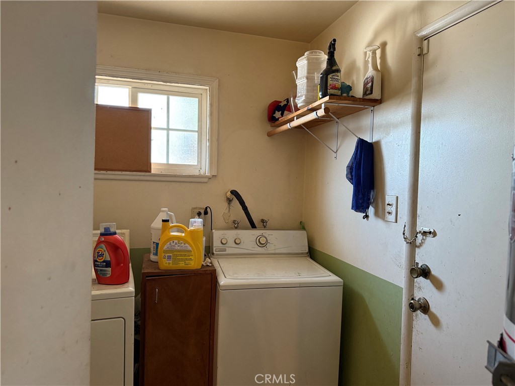 https://media.crmls.org/medias/550459cf-f0fa-46cd-b2bf-2f34e772ed25.jpg?preset=X-Large