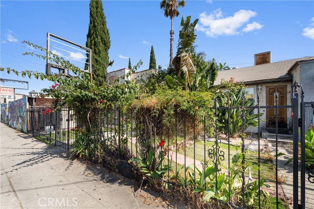 11170 Burbank Boulevard, North Hollywood CA: https://media.crmls.org/medias/55057730-7387-4871-86e8-0448b19c7838.jpg