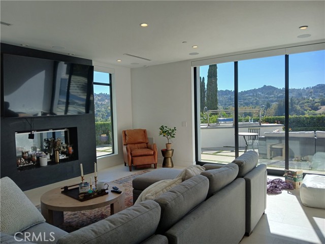 Detail Gallery Image 13 of 14 For 15819 High Knoll Rd, Encino,  CA 91436 - 6 Beds | 6/2 Baths