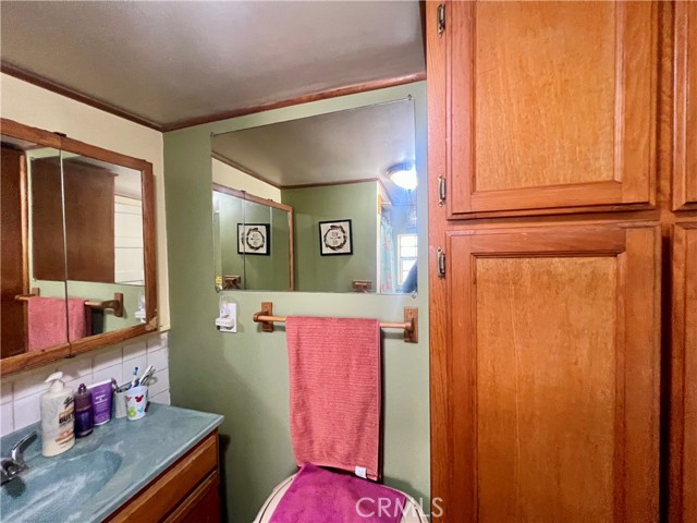 933 S La Verne Avenue, East Los Angeles CA: https://media.crmls.org/medias/5509f137-1c84-4c74-bceb-012e5cc96177.jpg