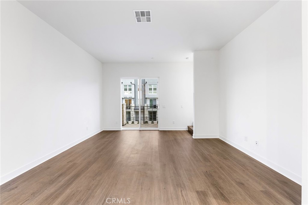 https://media.crmls.org/medias/550bb53a-4c23-44d3-95d3-b886518b4683.jpg?preset=X-Large