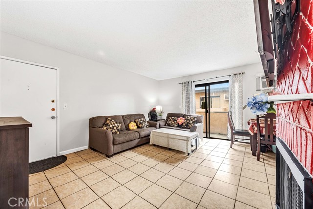 Detail Gallery Image 3 of 12 For 9054 Willis #21,  Panorama City,  CA 91402 - 2 Beds | 1/1 Baths