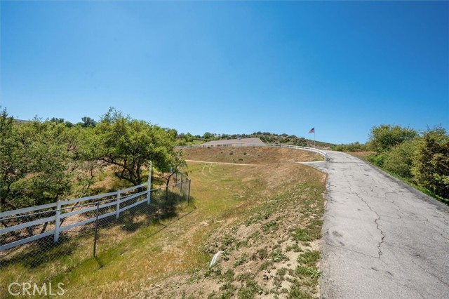 13700 Summit Knoll Road, Agua Dulce CA: https://media.crmls.org/medias/550e36ab-8c73-4f75-ab42-145b80c89569.jpg