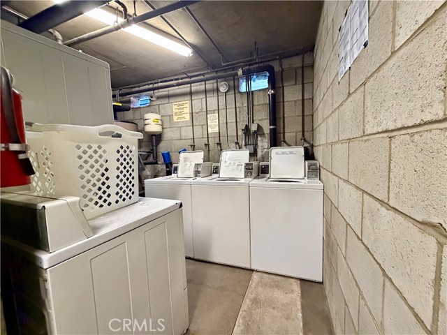 Detail Gallery Image 11 of 12 For 7013 Haskell, Van Nuys,  CA 91406 - 2 Beds | 2 Baths