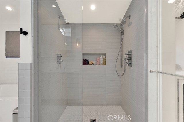 2712 N Beverly Glen Boulevard, Los Angeles CA: https://media.crmls.org/medias/5511d66b-474b-4290-a80c-7da5a94940a4.jpg
