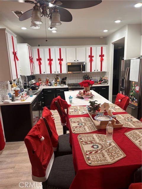 Detail Gallery Image 2 of 5 For 13888 Chestnut, Victorville,  CA 92392 - 5 Beds | 4 Baths