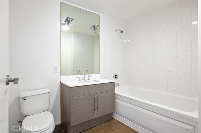530 Molino Street, Los Angeles CA: https://media.crmls.org/medias/55169d49-2f3d-4b79-a9ec-15bf9f601464.jpg