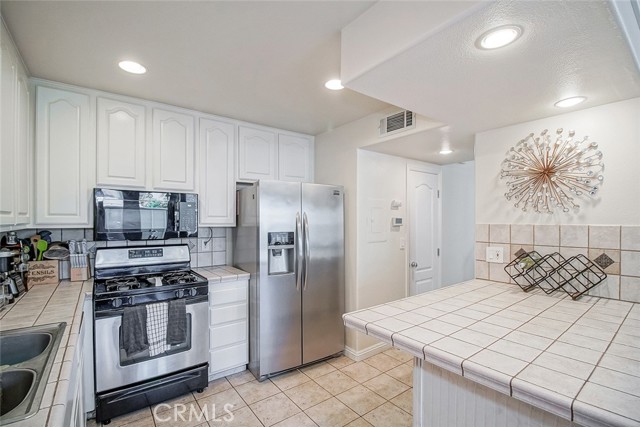 Detail Gallery Image 18 of 54 For 27123 Crossglade Ave #4,  Canyon Country,  CA 91351 - 2 Beds | 2 Baths