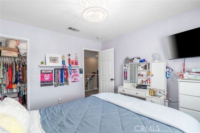 14131 Apple Grove Court, Eastvale CA: https://media.crmls.org/medias/5518ce46-7bf6-49bc-8f93-52d23367cb95.jpg