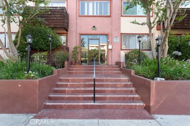 5403 Newcastle Avenue, Encino CA: https://media.crmls.org/medias/55192028-99d9-4a1a-bc69-38b1eae7d3d8.jpg