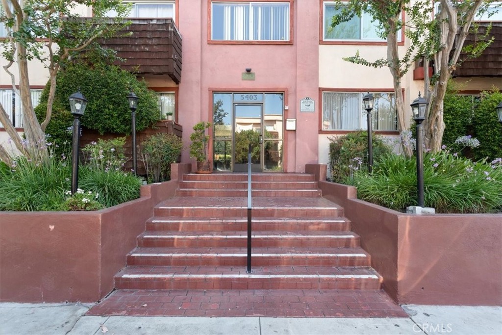 5403 Newcastle Avenue #19
