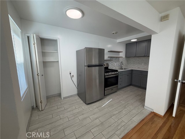 Detail Gallery Image 5 of 13 For 4806 Clarke St #2,  Oakland,  CA 94609 - 1 Beds | 1 Baths