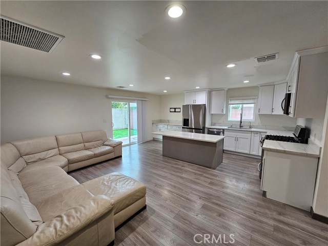 Detail Gallery Image 1 of 9 For 6946 Cedros Ave, Van Nuys,  CA 91405 - 3 Beds | 2 Baths