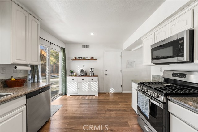 Detail Gallery Image 13 of 38 For 39329 Beacon, Palmdale,  CA 93551 - 3 Beds | 3 Baths