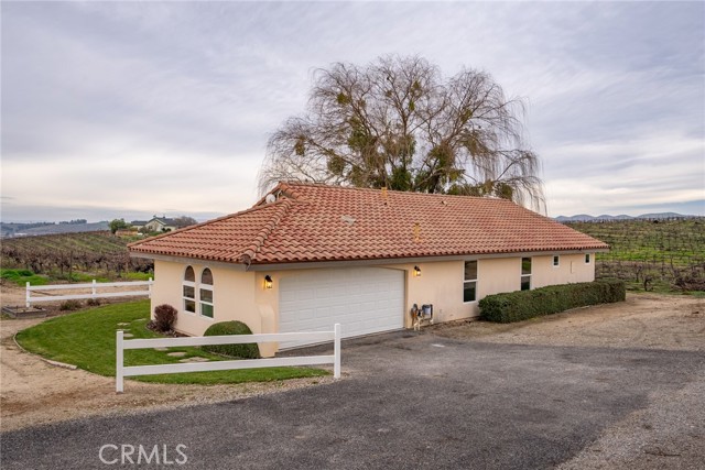 8460 Magdalena Drive, San Miguel CA: https://media.crmls.org/medias/5520e4dd-182b-4555-a155-28ddd6feb640.jpg