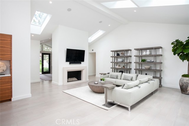 Detail Gallery Image 12 of 28 For 11 Greenbriar, Newport Beach,  CA 92660 - 3 Beds | 2/1 Baths