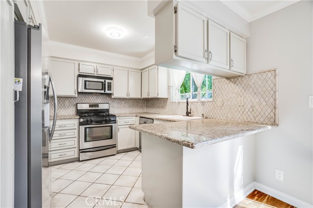 Detail Gallery Image 10 of 27 For 10220 Zelzah Ave #3,  Northridge,  CA 91325 - 2 Beds | 2/1 Baths