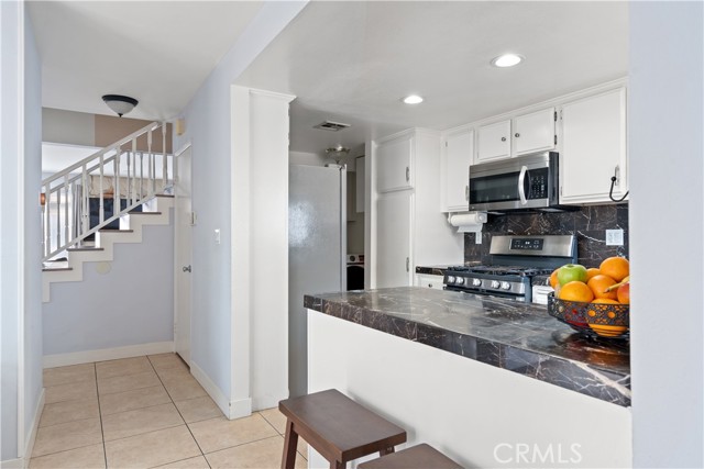 Detail Gallery Image 9 of 38 For 14294 Foothill Bld #114,  Sylmar,  CA 91342 - 3 Beds | 2/1 Baths