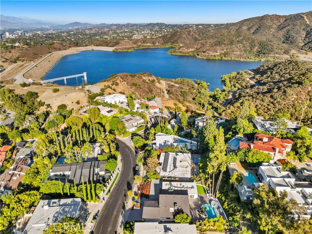 4230 Alonzo Avenue, Encino CA: https://media.crmls.org/medias/552552f4-3bab-48c0-9e87-e110da58a70d.jpg