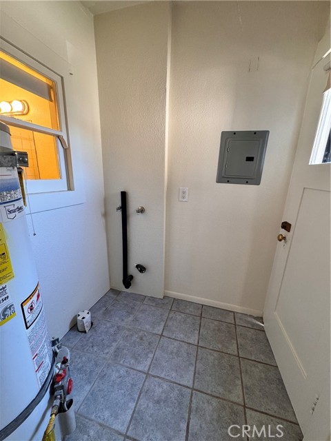 179 E 48th Street, Los Angeles CA: https://media.crmls.org/medias/5525f56d-589b-420a-8e38-f5849572818e.jpg