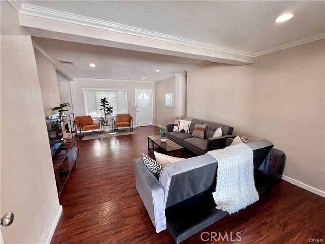 Detail Gallery Image 12 of 30 For 6944 Aura Ave, Reseda,  CA 91335 - 3 Beds | 2 Baths