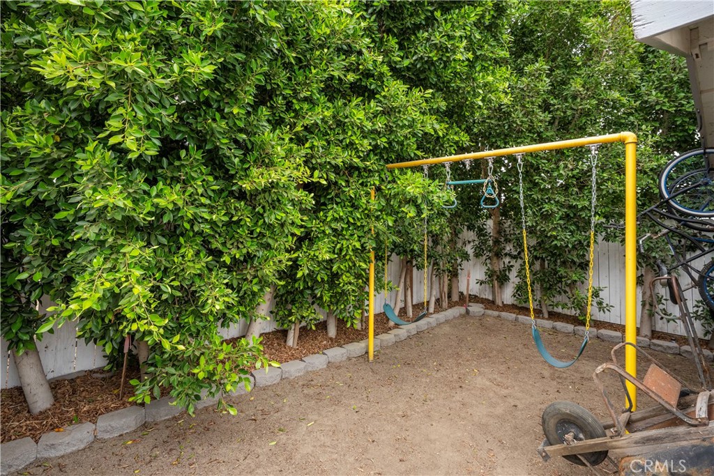 https://media.crmls.org/medias/552d2d03-04f5-4ea8-8af4-4f4f856b959f.jpg?preset=X-Large