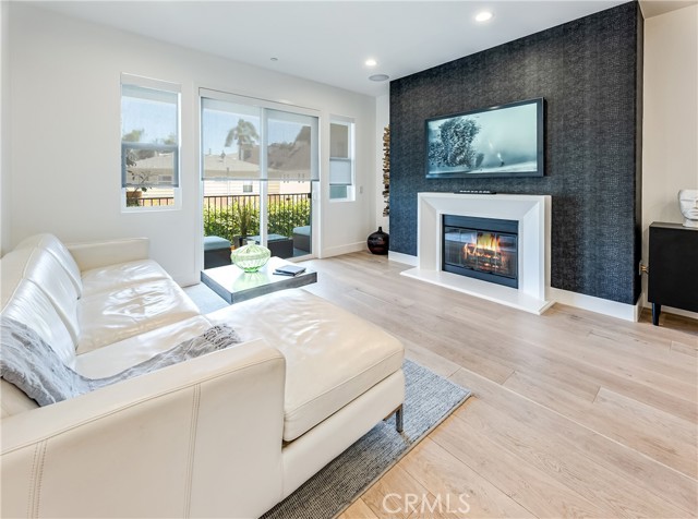 Detail Gallery Image 5 of 32 For 4820 Bellflower Ave #208,  North Hollywood,  CA 91601 - 3 Beds | 3 Baths