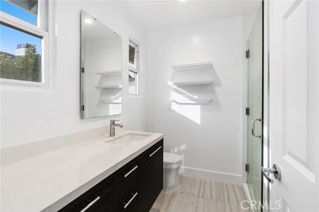 22904 Calvert Street, Woodland Hills CA: https://media.crmls.org/medias/553205ff-535a-4506-9fe3-d0aaf264924a.jpg