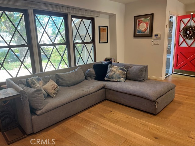 Detail Gallery Image 4 of 45 For 18624 Gledhill St, Northridge,  CA 91324 - 4 Beds | 3 Baths