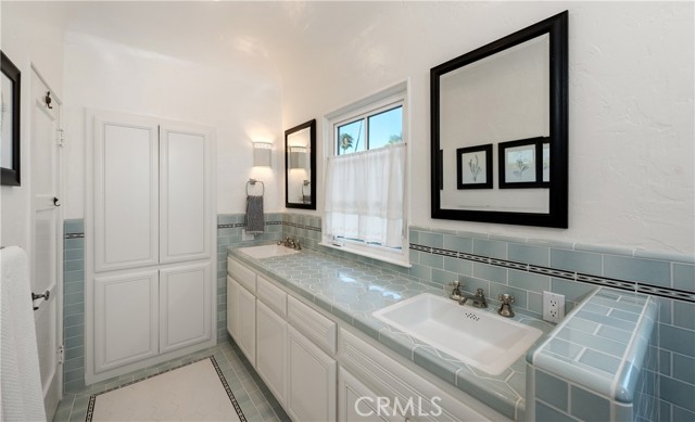 1305 E Balboa Boulevard, Newport Beach CA: https://media.crmls.org/medias/5537616b-978f-4bc2-99b1-924d7bf5302f.jpg
