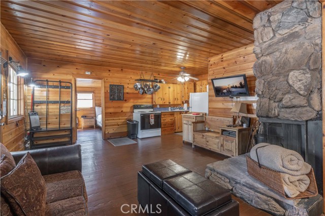 Detail Gallery Image 4 of 27 For 796 Silver Tip Dr, Big Bear Lake,  CA 92315 - 2 Beds | 2 Baths