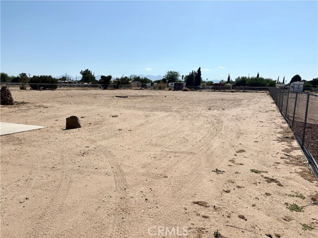 9856 Hawthorne Avenue, Hesperia CA: https://media.crmls.org/medias/553aa2c0-658a-4bd7-8ad9-ad9304037994.jpg