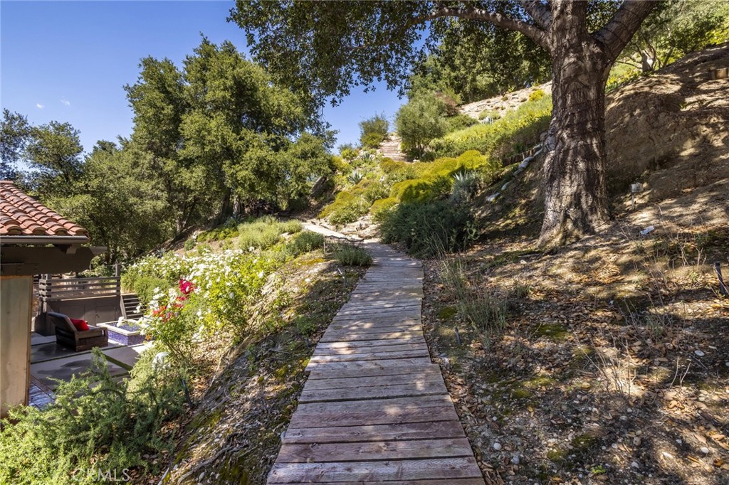 https://media.crmls.org/medias/553f1a2d-89cf-4fe6-a423-aa4dfe410d19.jpg?preset=X-Large