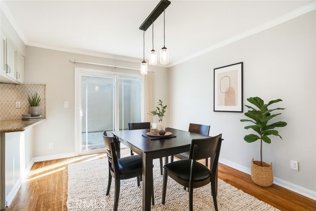 Detail Gallery Image 6 of 27 For 10220 Zelzah Ave #3,  Northridge,  CA 91325 - 2 Beds | 2/1 Baths