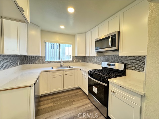 Detail Gallery Image 7 of 27 For 4717 Ben Ave #210,  Valley Village,  CA 91607 - 2 Beds | 2 Baths