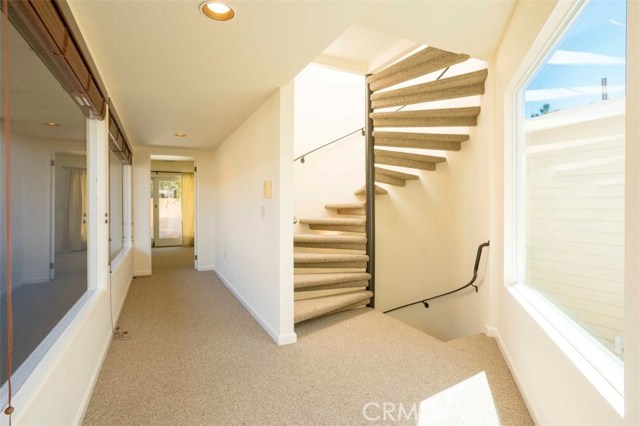 1076 Miramar Street, Laguna Beach CA: https://media.crmls.org/medias/554585c8-7448-4c97-83c1-a98a0eea4b12.jpg