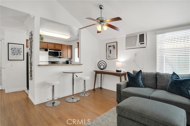 355 N Maple Street, Burbank CA: https://media.crmls.org/medias/55458f9d-1b92-4a94-b4d2-1eca6454172f.jpg
