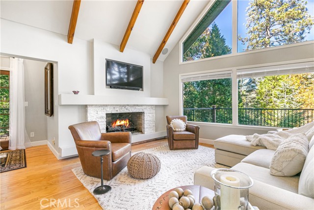 Detail Gallery Image 4 of 43 For 405 Brentwood Dr, Lake Arrowhead,  CA 92352 - 4 Beds | 2 Baths