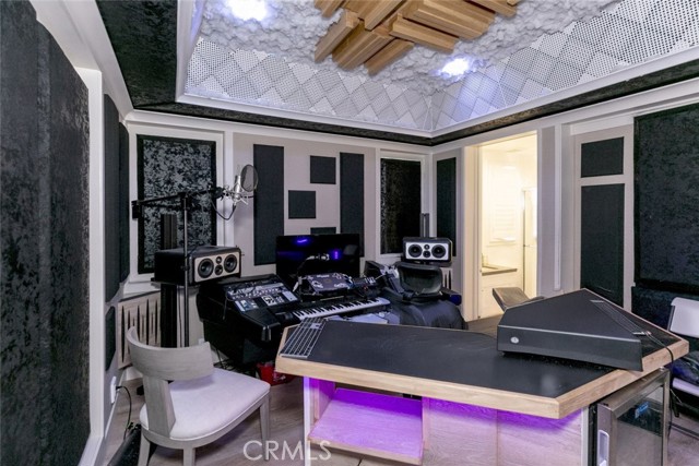 Detail Gallery Image 30 of 69 For 20300 W Windsor Ln, Northridge,  CA 91326 - 5 Beds | 6 Baths