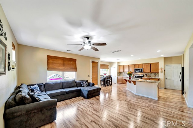 Detail Gallery Image 14 of 56 For 1791 Hideaway Pl, Palmdale,  CA 93551 - 3 Beds | 3 Baths