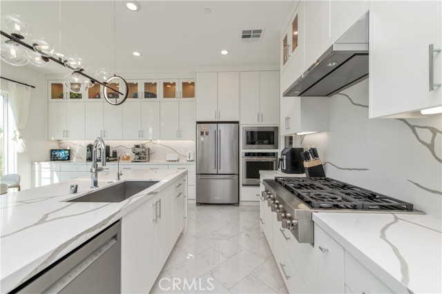 Detail Gallery Image 11 of 39 For 131 Reyes Alley, Lake Forest,  CA 92630 - 5 Beds | 4 Baths