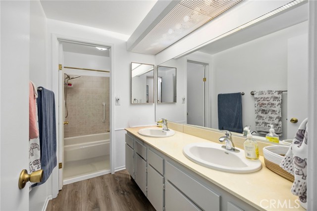 Detail Gallery Image 13 of 19 For 22158 James Alan Cir, Chatsworth,  CA 91311 - 3 Beds | 3 Baths